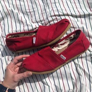 Classic red TOMS